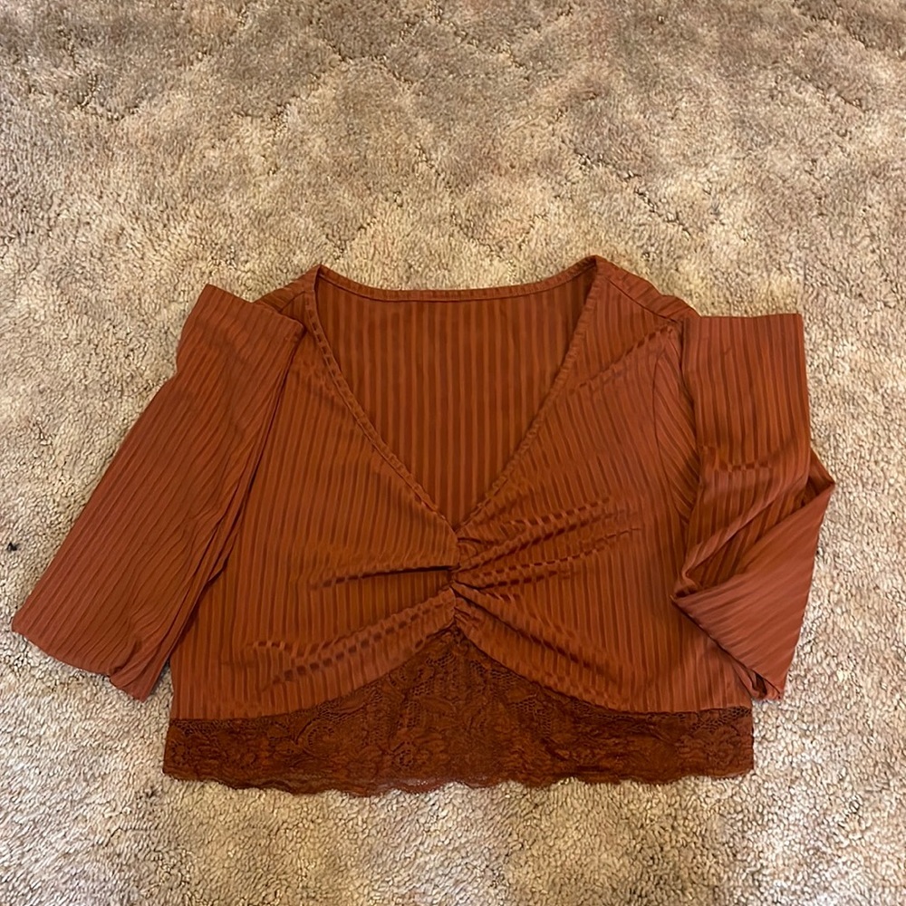 Lace cropped tee, rust brown